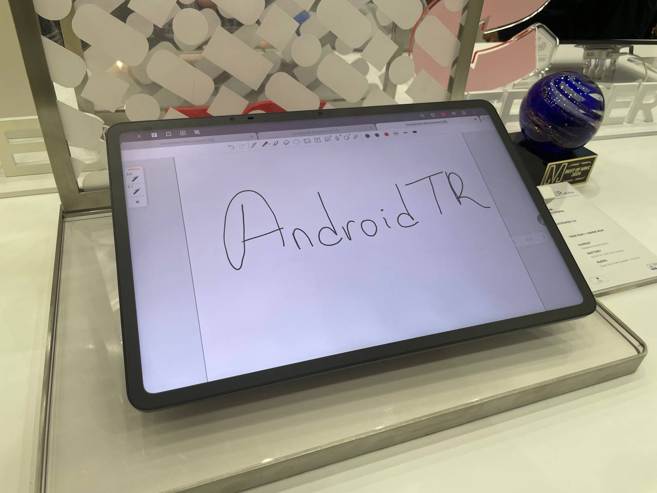 Fotografía de la TCL NXTPAPER 14 Pro tomada durante nuestra review en el MWC de Barcelona 2024.