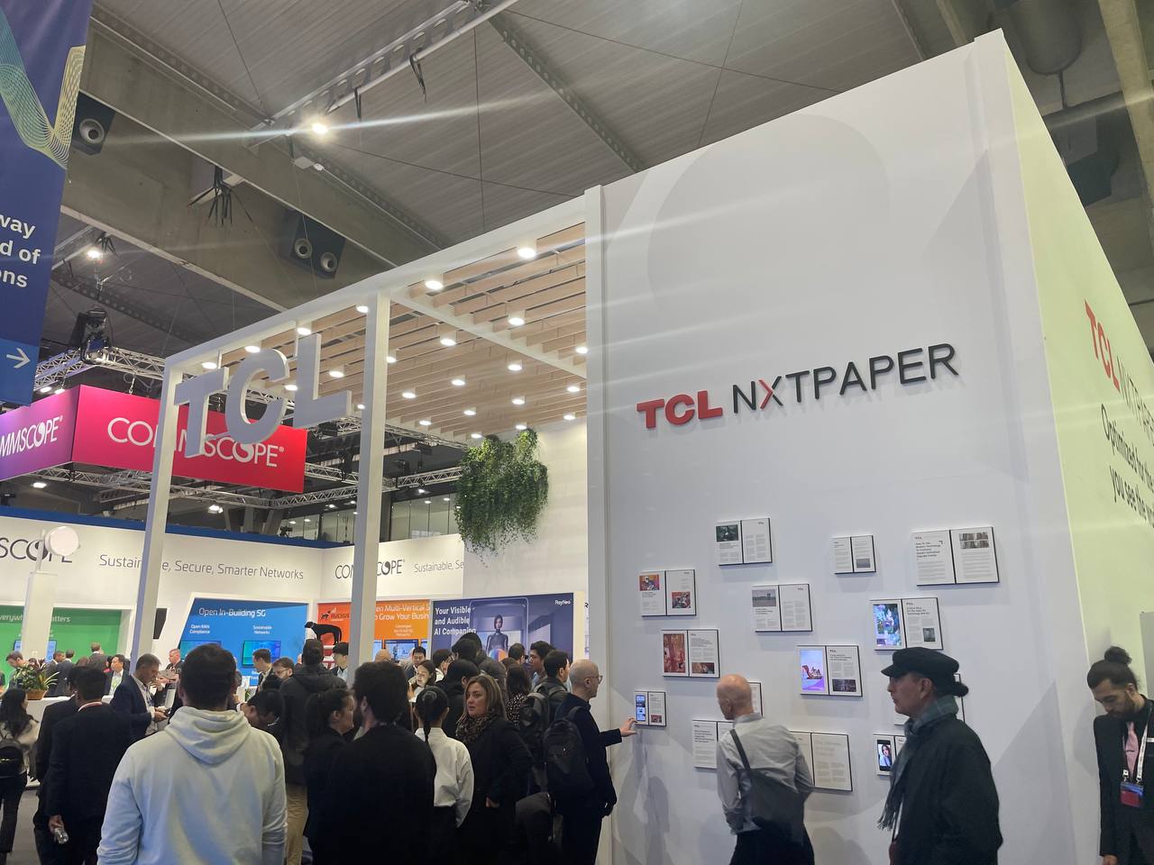 Fotografía del stand de TCL tomada durante nuestra review en el MWC de Barcelona 2024.