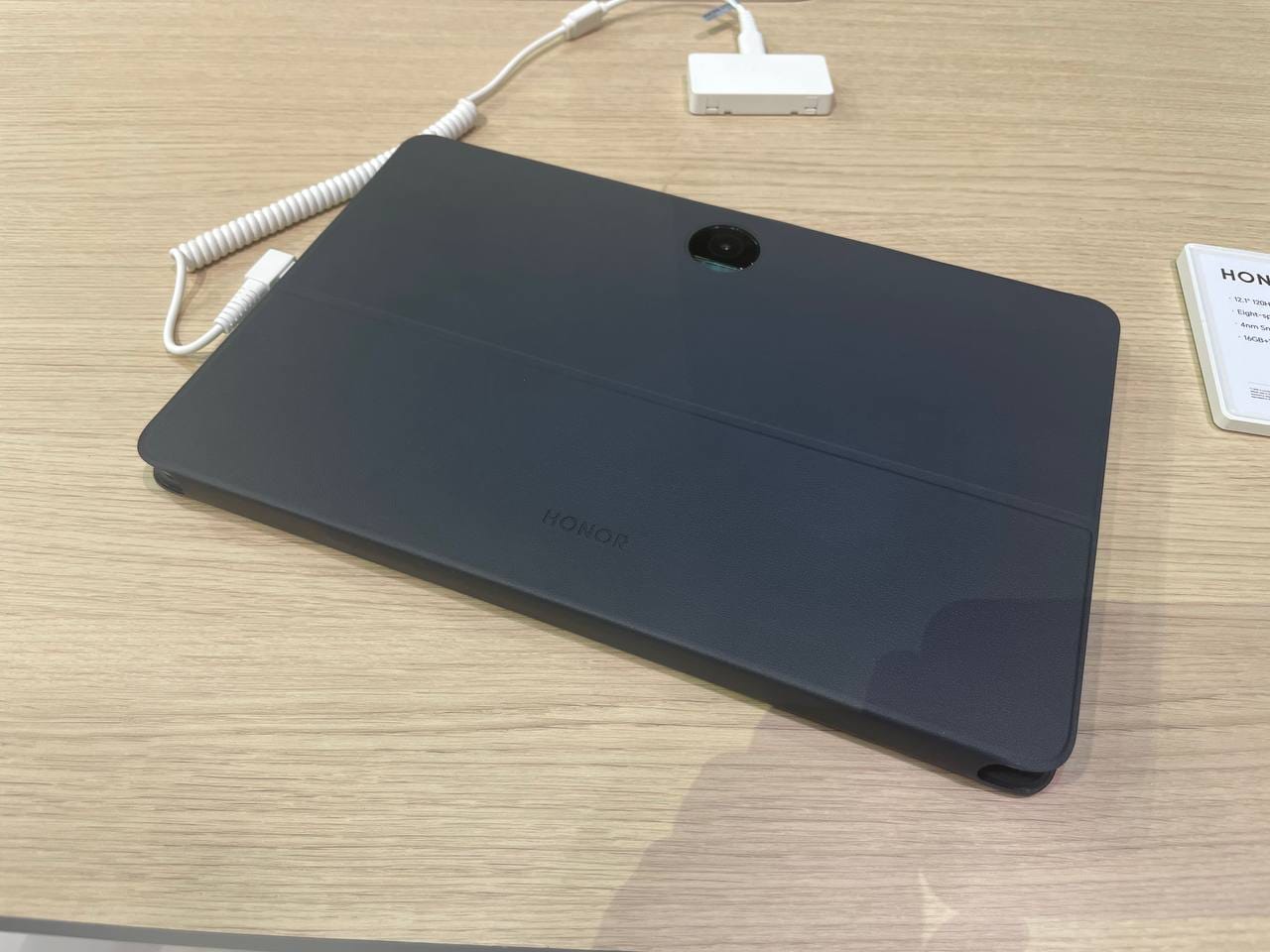 Fotografía de la tablet Honor Pad 9 exhibida durante el MWC de Barcelona 2024